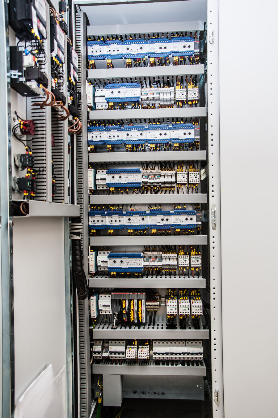 Electric cabinet with automation components